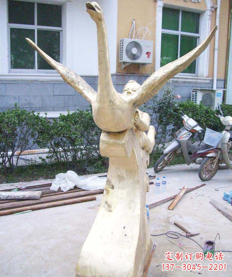 长沙公园小男孩和天鹅景观铜雕