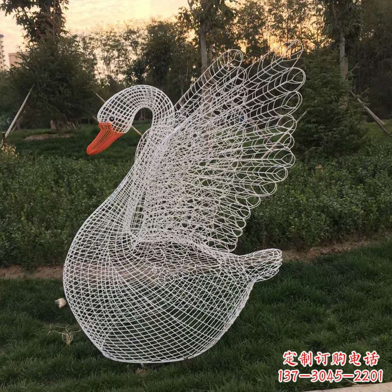 长沙秀美天鹅铁艺雕塑，点缀公园绿地
