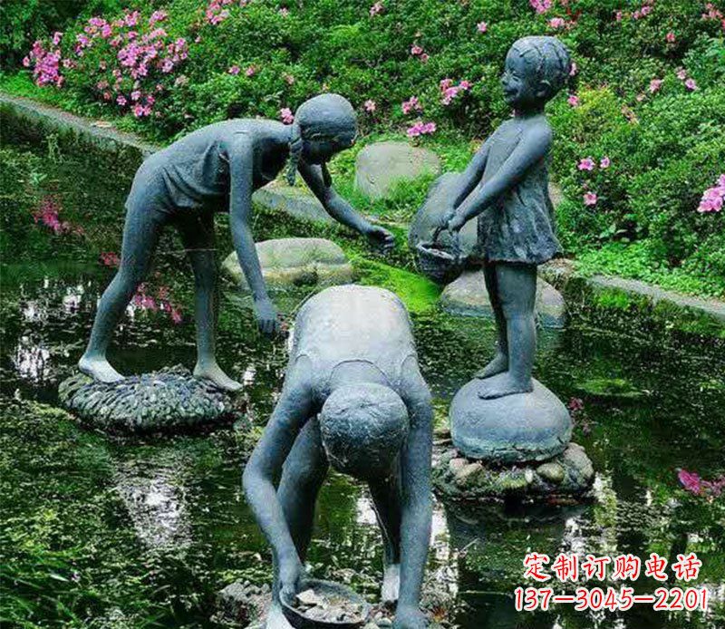 长沙公园捉螃蟹的小孩小品铜雕