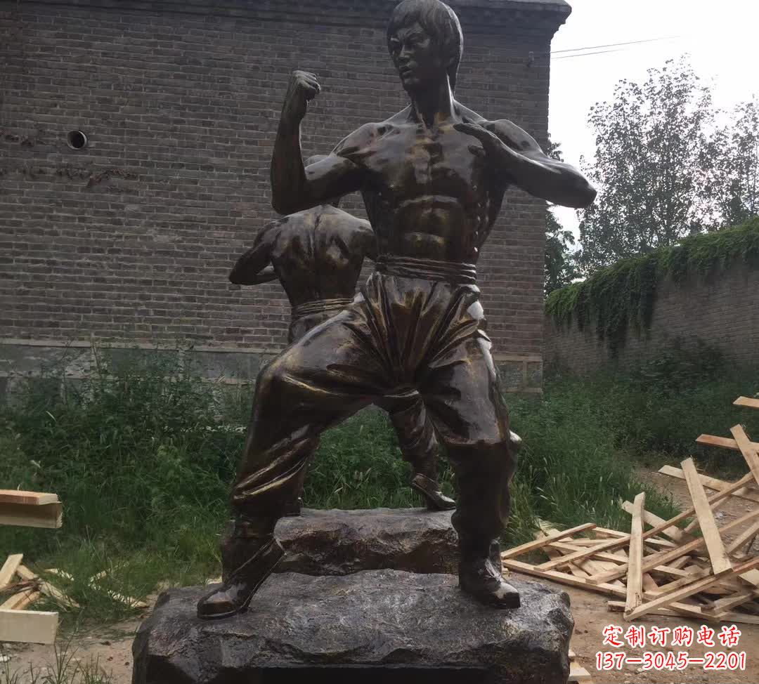 长沙令人叹为观止的李小龙铜雕