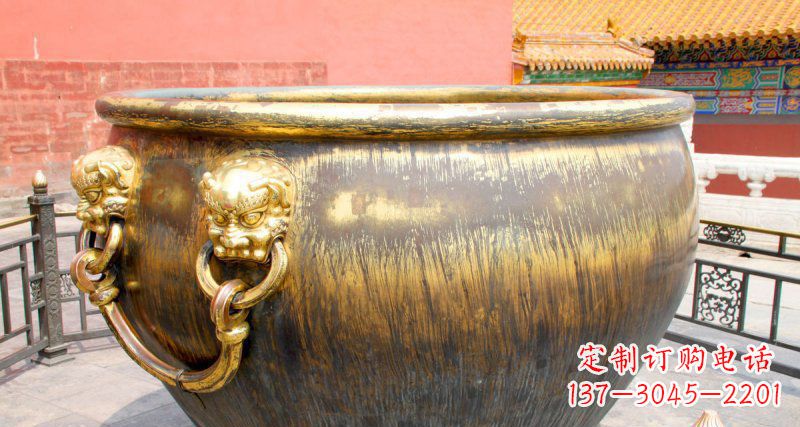 长沙故宫圆形水缸铜雕，展现古典典雅之美