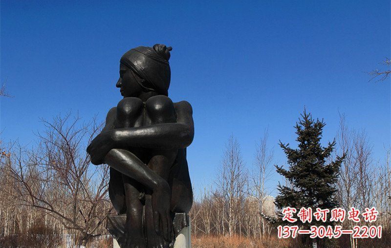 长沙广场抱膝盖的女孩人物铜雕