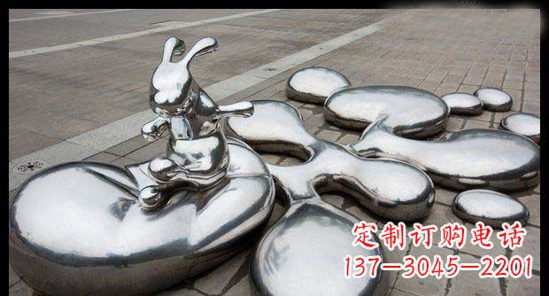 长沙广场不锈钢抽象水珠上的兔子雕塑