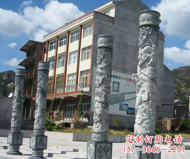 长沙以龙柱为原型的十二生肖石雕