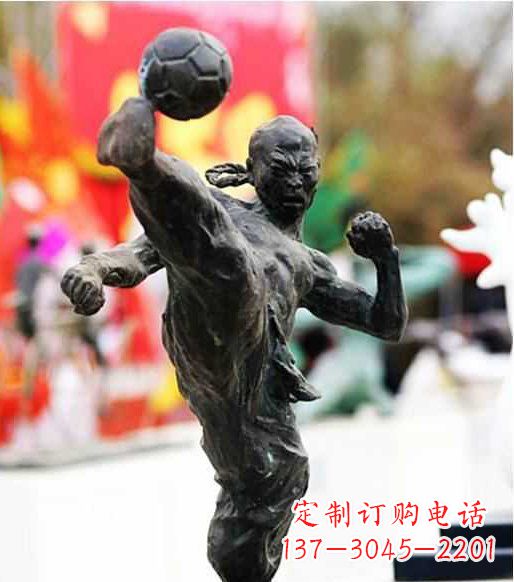 长沙广场踢足球的人物铜雕