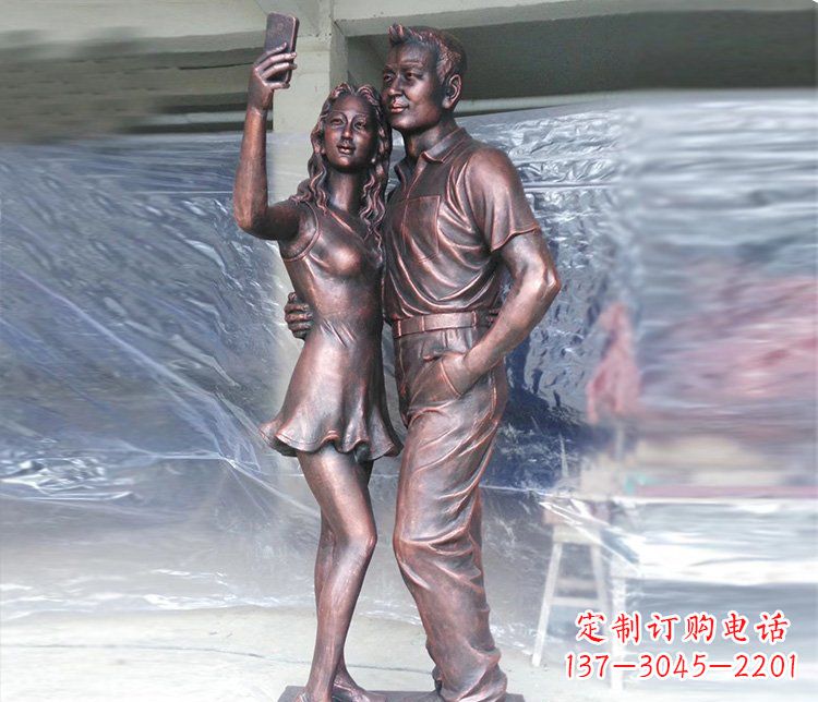 长沙广场铜雕情侣拍照人物雕塑