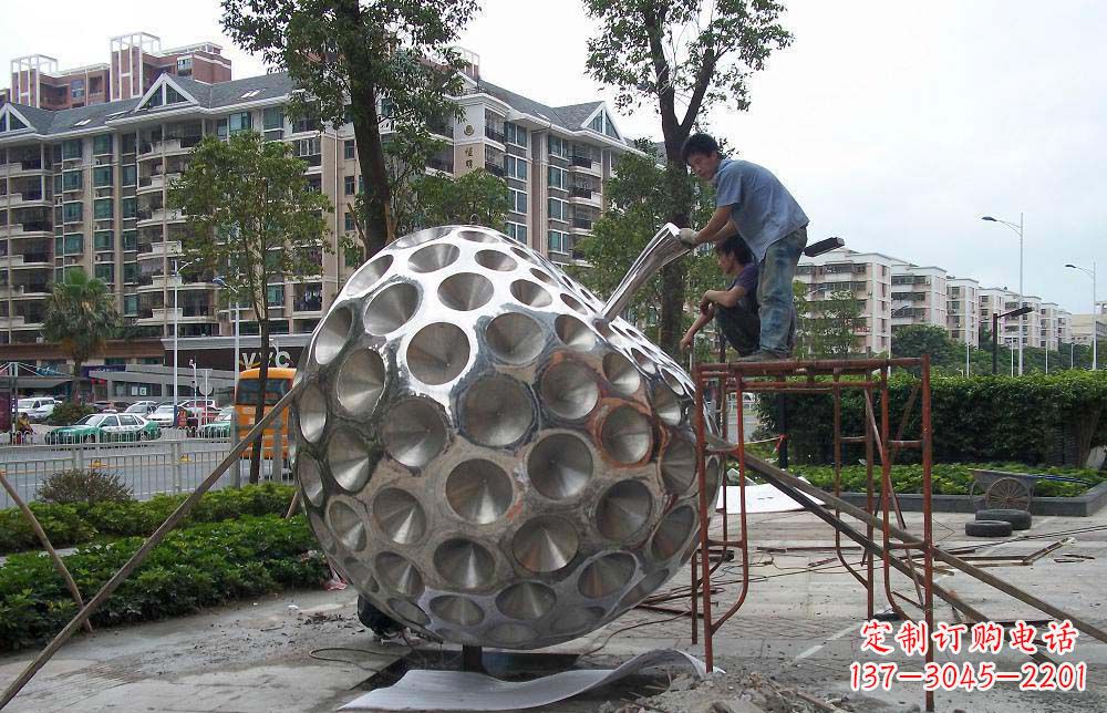 长沙精心打造的街边苹果雕塑