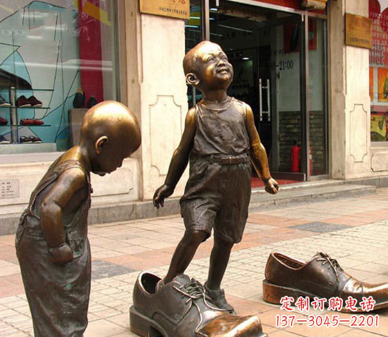 长沙街边穿大鞋的小孩铜雕