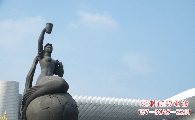 长沙街边坐在地球上的美人鱼景观铜雕