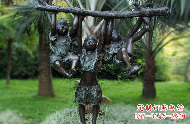 长沙爬树枝的儿童铜雕