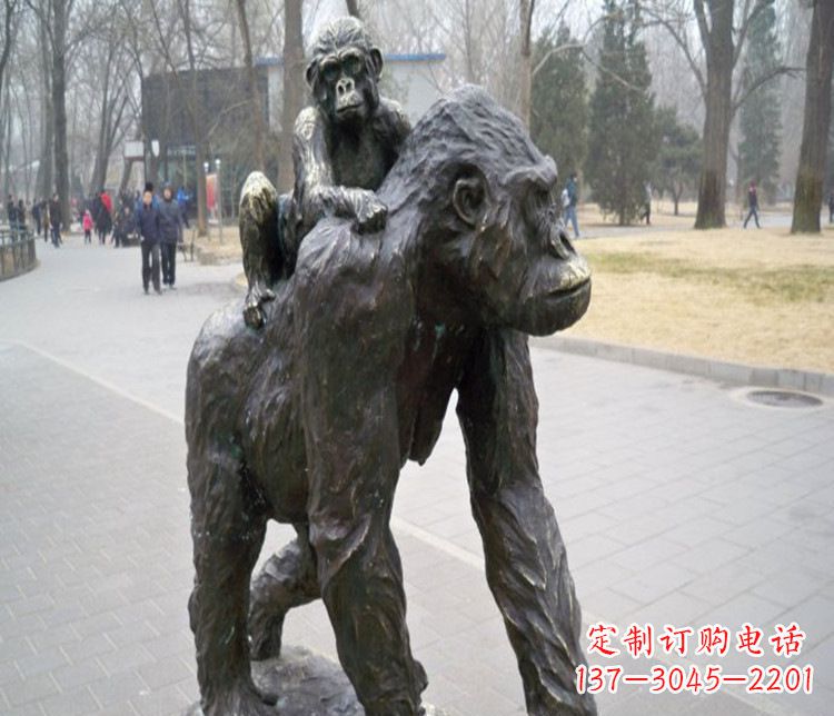 长沙多姿多彩的猩猩雕塑