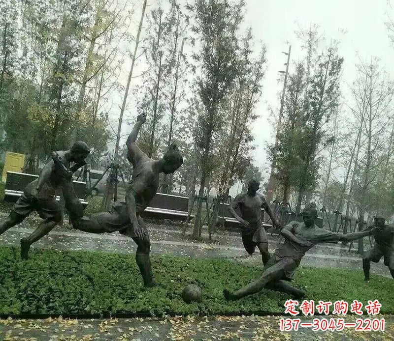 长沙踢足球公园运动人物铜雕
