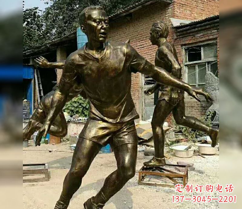 长沙踢足球广场人物铜雕