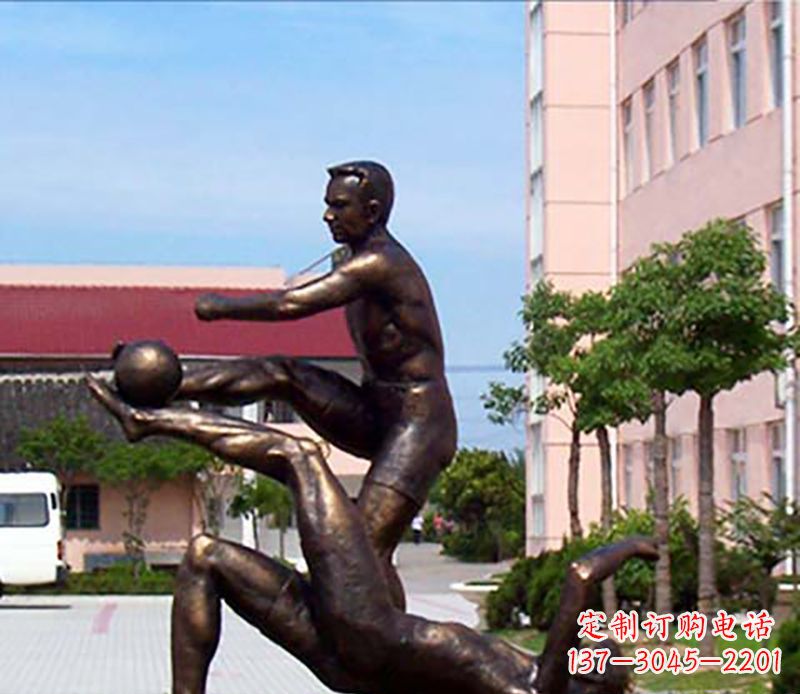 长沙踢足球人物广场小品铜雕