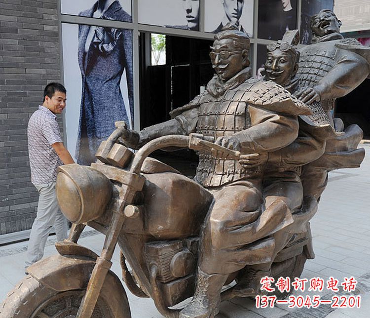 长沙铜雕街头骑摩托人物雕塑