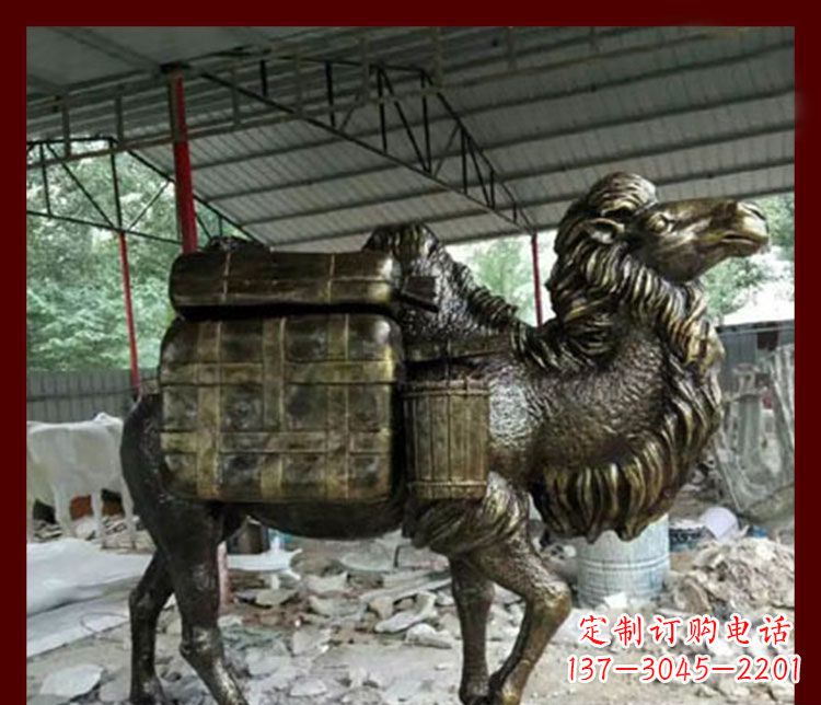 长沙拖行李的骆驼动物铜雕