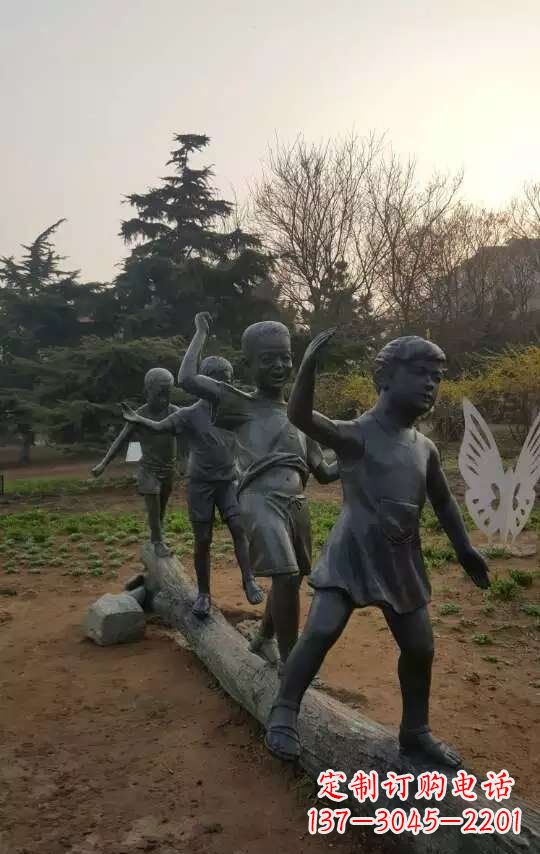 长沙玩走独木桥儿童铜雕