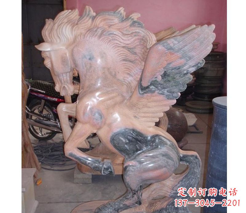 长沙晚霞红奔马石雕