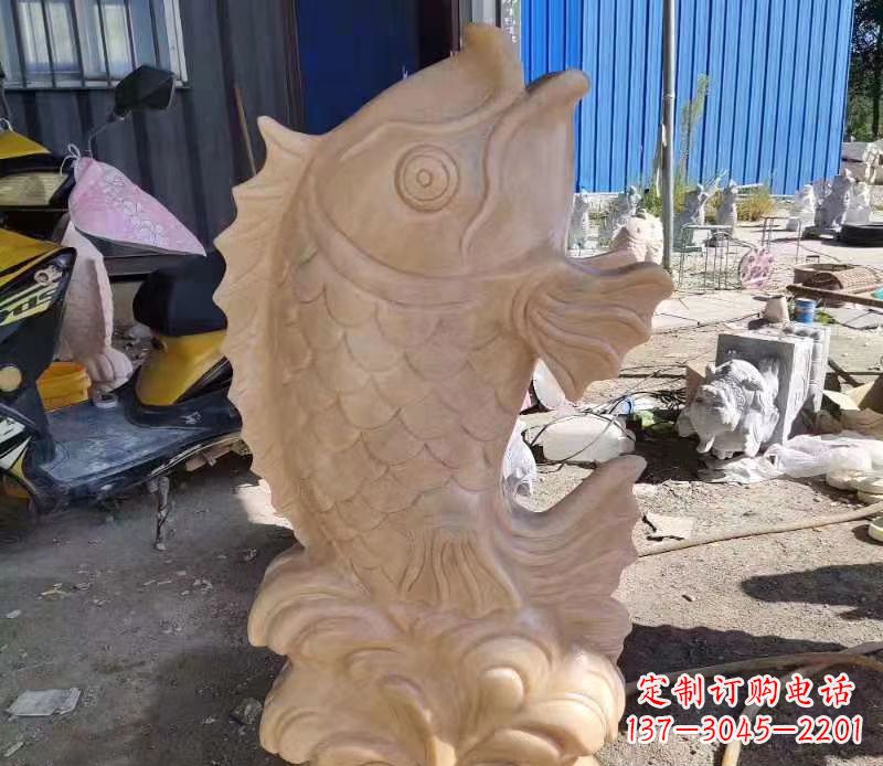 长沙晚霞红喷水鲤鱼石雕