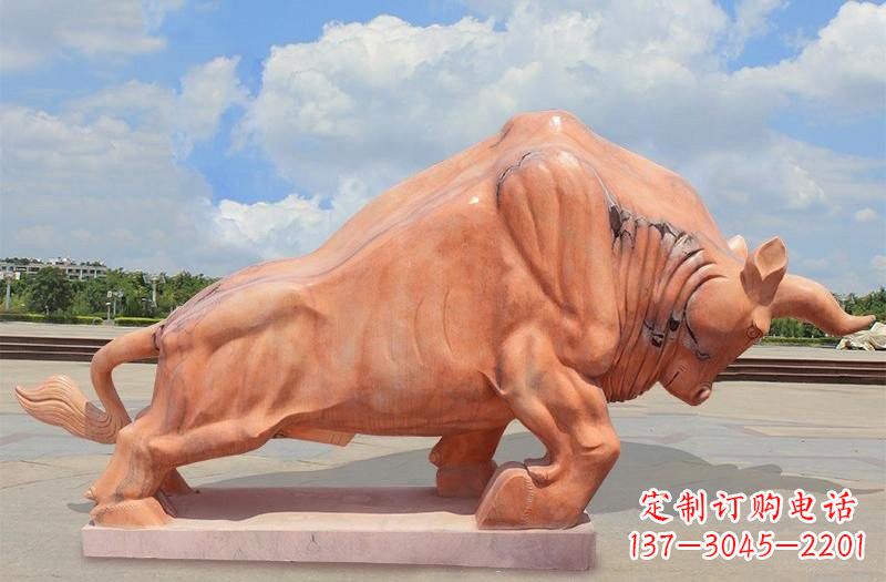 长沙晚霞红拓荒牛石雕