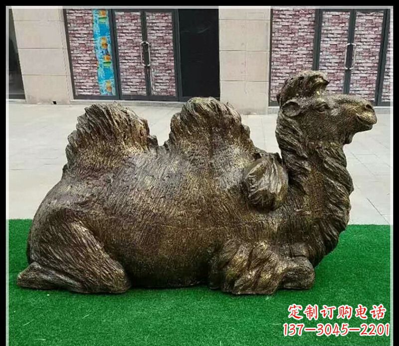 长沙卧在草地的骆驼铜雕