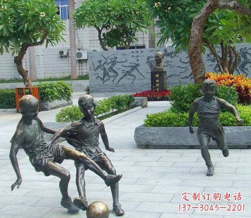 长沙小孩踢足球公园景观铜雕