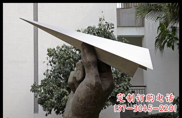 长沙小区不锈钢手拿纸飞机雕塑