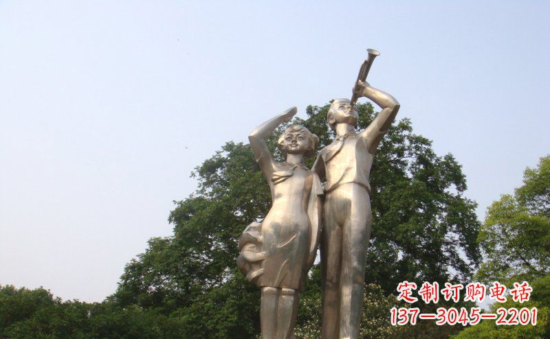 长沙校园吹军号敬礼的小学生人物景观铜雕