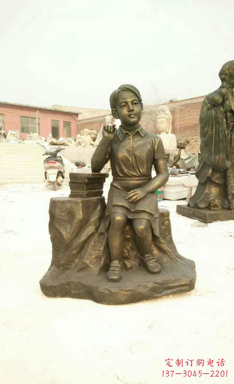长沙校园看书思考的学生铜雕