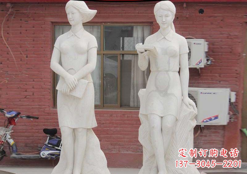 长沙校园拿书本的学生石雕