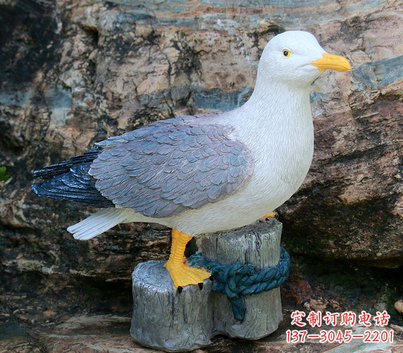 长沙一手托鸽子 一手拿书本的雕塑像