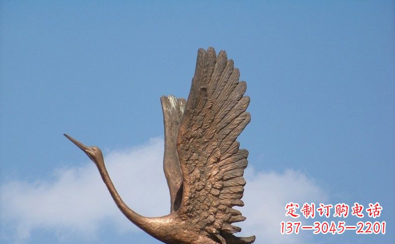 长沙展翅高飞的仙鹤动物铜雕