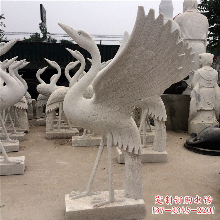 长沙展翅欲飞的仙鹤石雕
