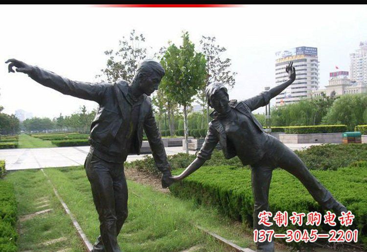 长沙走铁轨的情侣铜雕